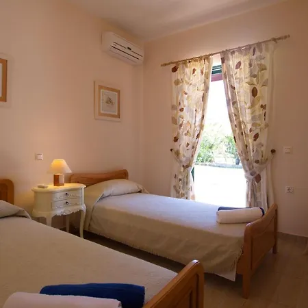 Sleeps 4 Вилла Каравомилос