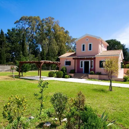 Sleeps 4 كارافوميلوس