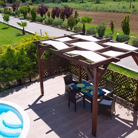 Sleeps 4 كارافوميلوس